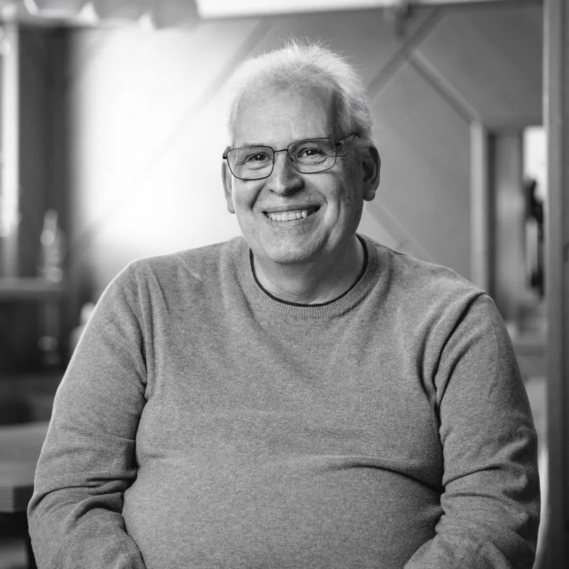 Günter Taucher lächelnd, Schwarz-Weiß-Porträt