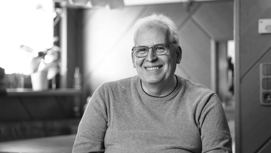 Günter Taucher lächelnd, Schwarz-Weiß-Porträt